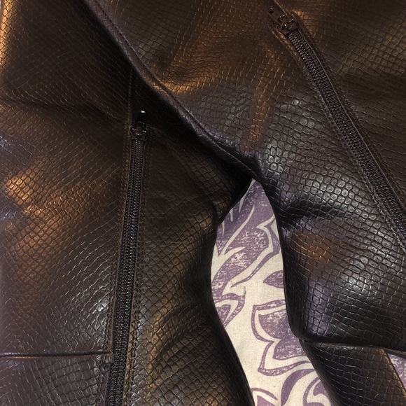 New black faux croc skin heeled boots - Picture 6 of 12